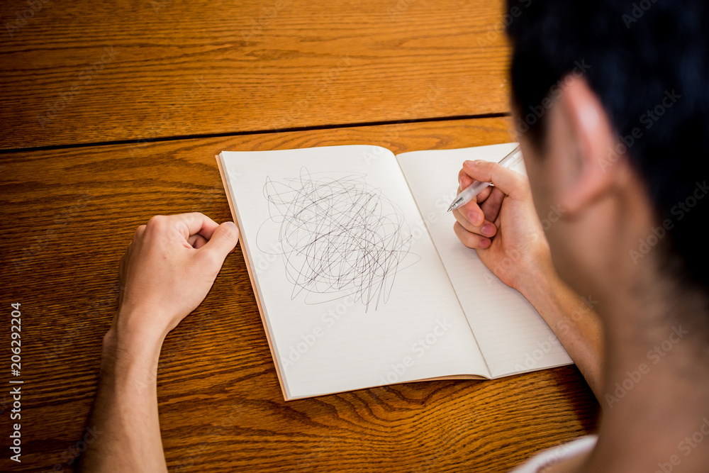 落書きをする男性 落書きをする男性