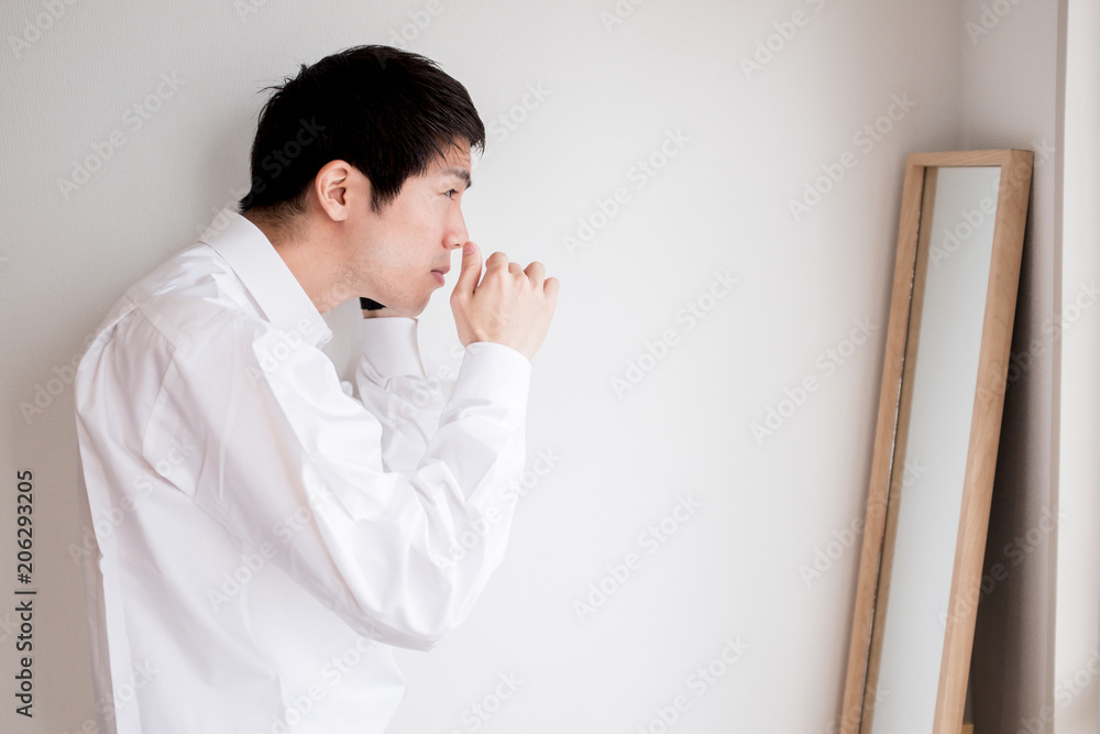 身だしなみチェックをする男性 身だしなみチェックをする男性