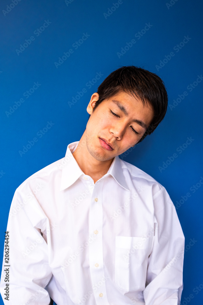 首をかしげる男性 首をかしげる男性