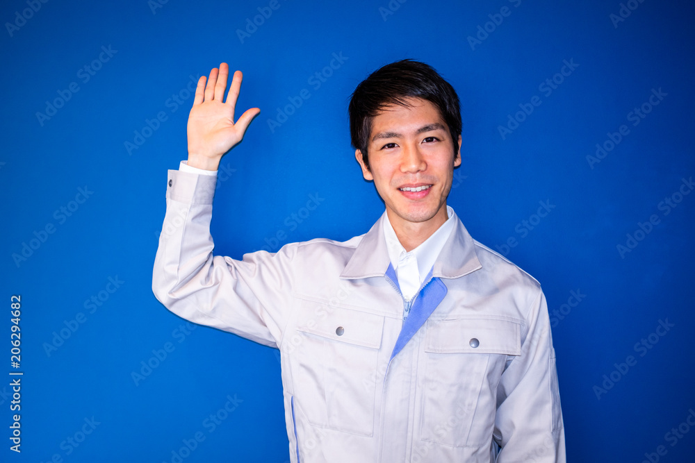 ポジティブな作業服の男性