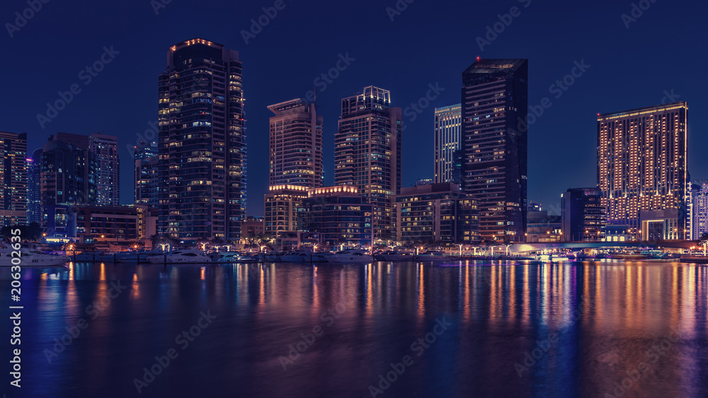Obraz premium Promenade and canal in Dubai Marina