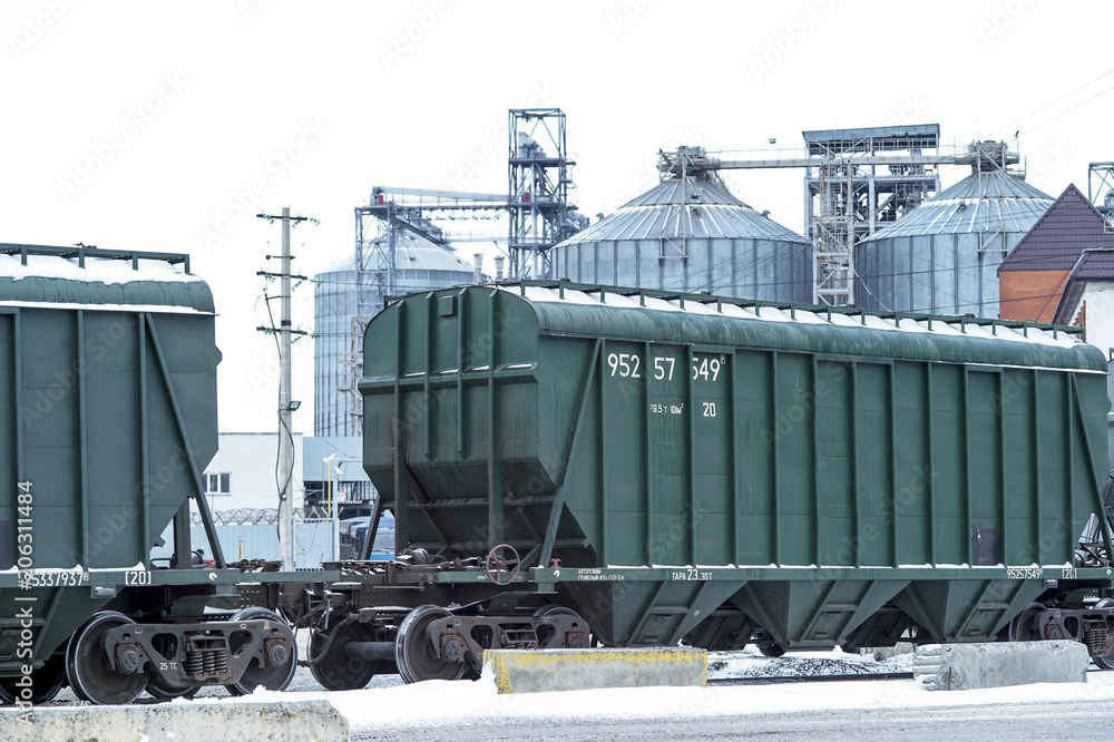 Naklejka premium Freight train freight train leaves from the warehouse. The car closeup.