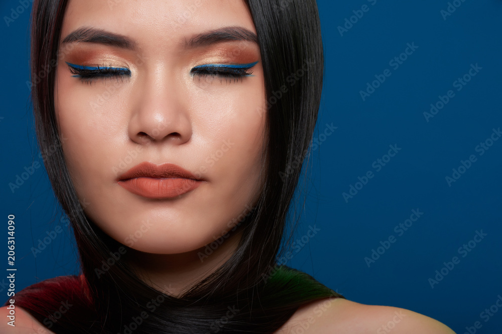 Naklejka premium Beautiful brunette