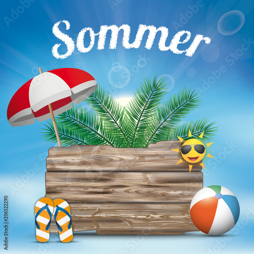 Sommer Holztafel mit Sonnenschirm, Palmen, Flip Flops, Strandball und blauen Himmel