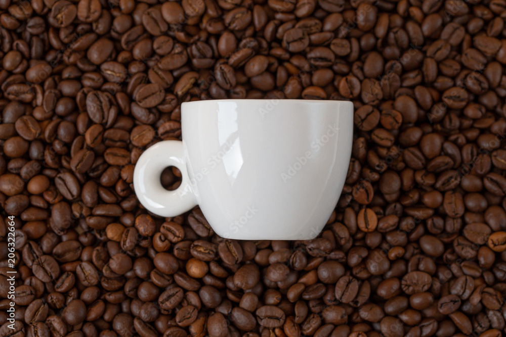 Weisse Tasse auf braunem Kaffee-bohnen Hintergrund Weisse Tasse auf braunem Kaffee-bohnen Hintergrund