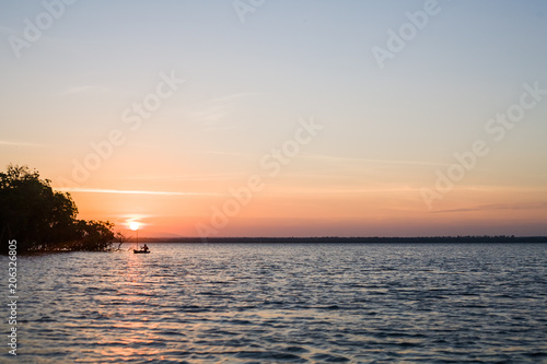 en canoa por el   ndico en watamu malindi kenia