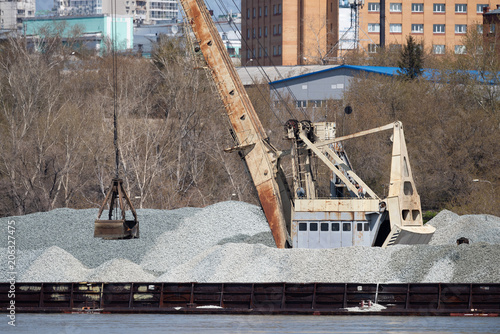 port cranes unload crushed stone photo