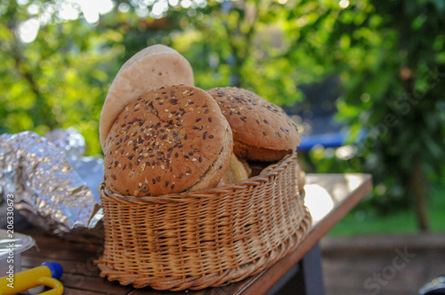 Brot Brötchen firsch lecker Weißbrot zum grillen Buffet photo