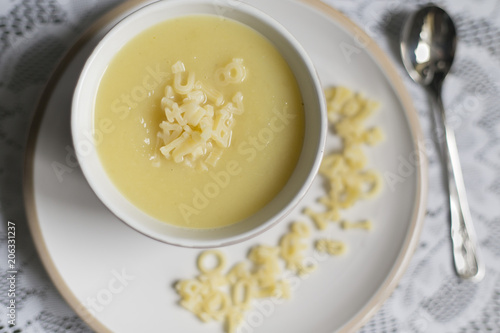 Zupa z białych warzyw z literowym makaronem