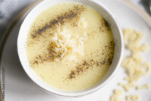 Zupa z białych warzyw z literowym makaronem