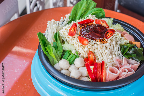 Wallpaper Mural The family likes to eat Shabu Shabu. Torontodigital.ca
