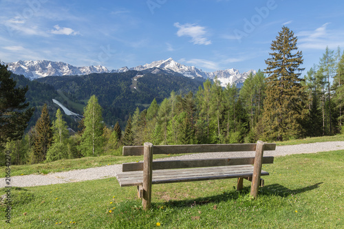 Alpen Panorama mit Sitzbank Garmisch-Partenkirchen Bayern Deutschland