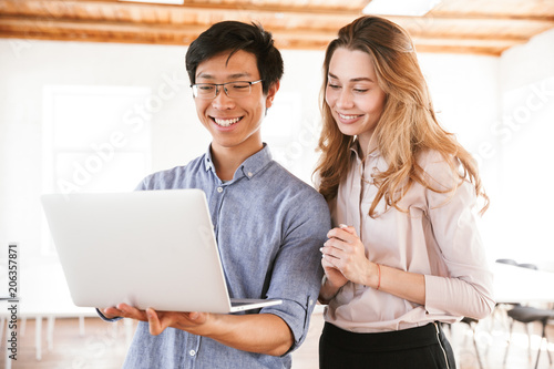 Bilde på lerret Smiling multhiethnic business couple