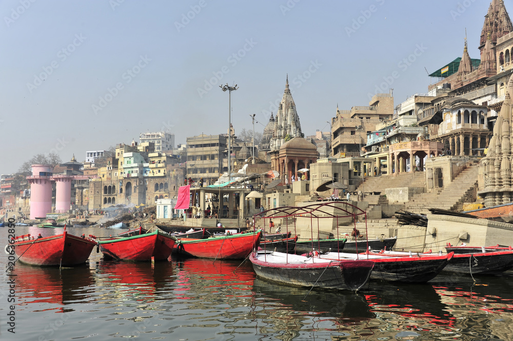 Boote und Ghats am Ganges Fluss, Varanasi, Benares, Uttar Pradesh, Indien, Südasien, Asien