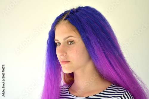Яркий стильный образ. Девушка с синими фиолетовыми волосами. Техника наращивания волос канекалоном узловым способом. омбре
