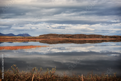 Reflexion in einem See in Island. Camping und Wandern am See.