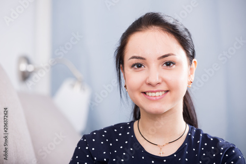 Bild auf Leinwand Positive brown-eyed girl