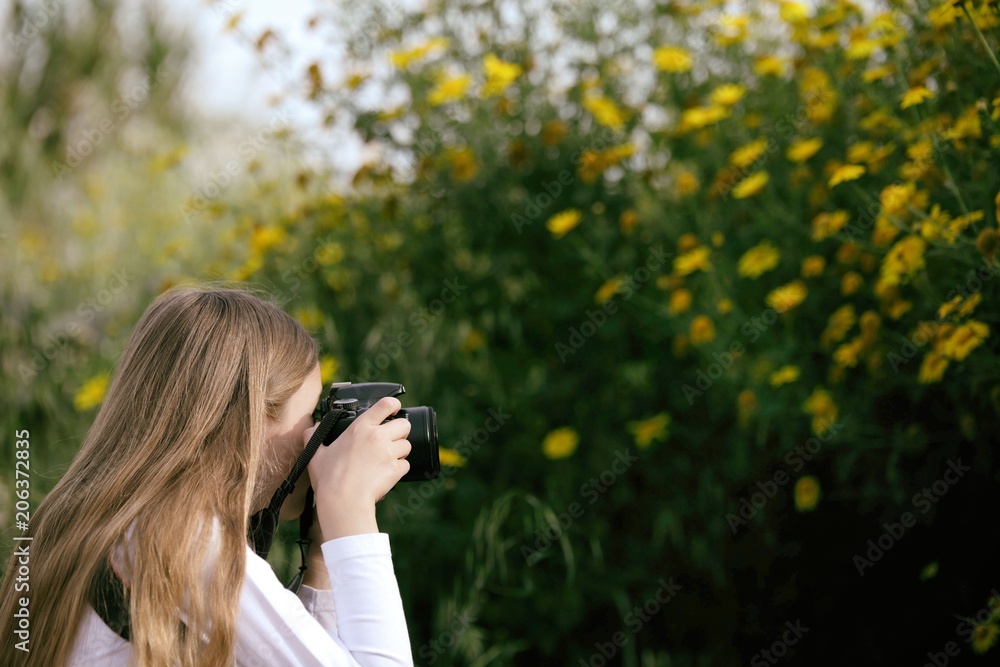 Ragazzina che scatta una foto ai fiori