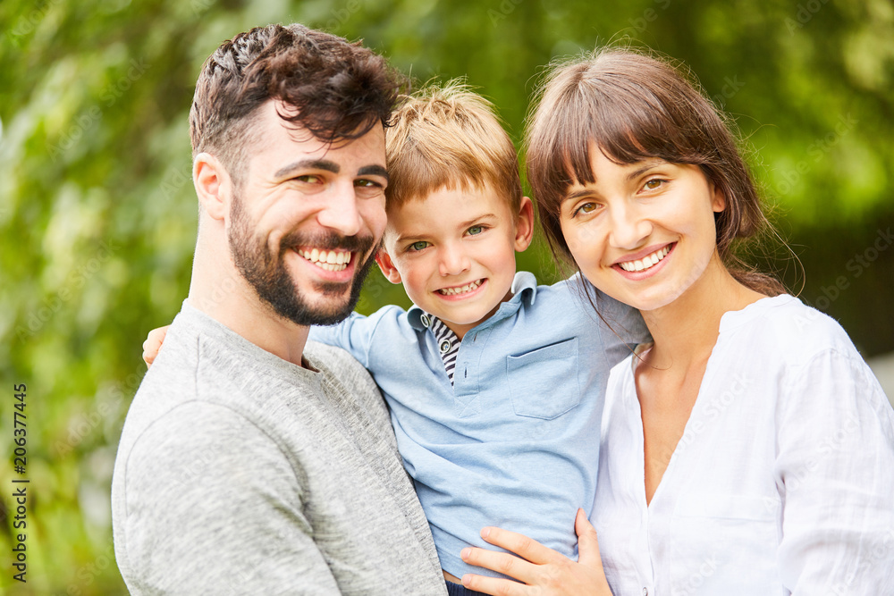 Glückliche Familie mit Sohn im Park Glückliche Familie mit Sohn im Park