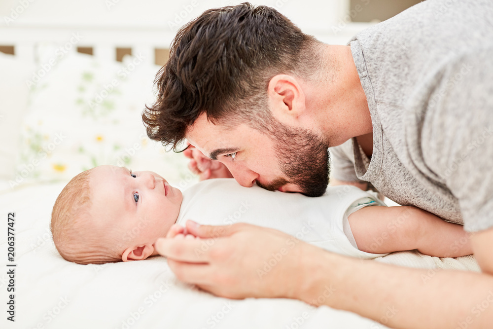 Stolzer Vater küsst sein Baby liebevoll Stolzer Vater küsst sein Baby liebevoll
