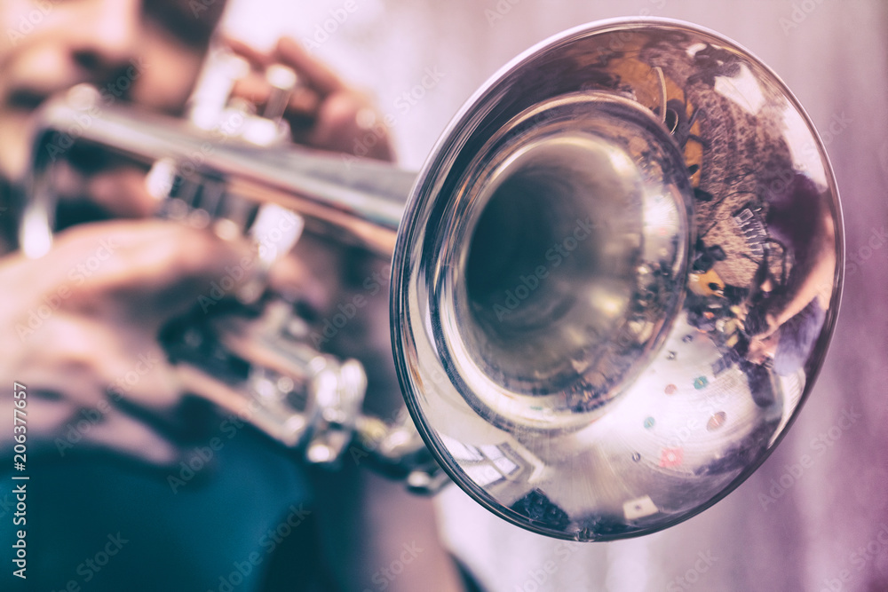 Obraz premium Trumpeter is playing on a silver trumpet