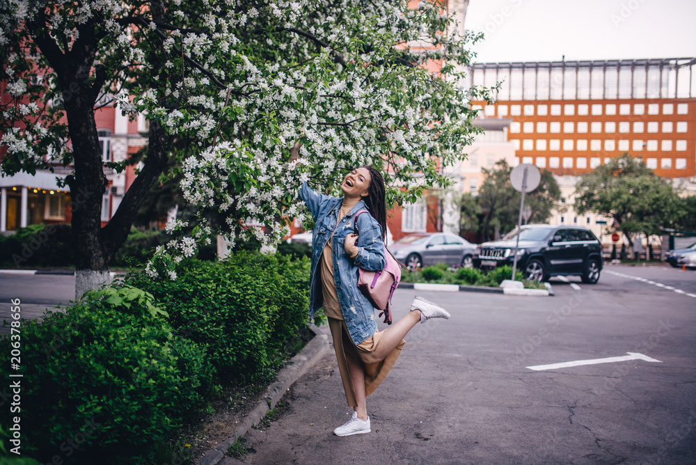 Obraz premium spring walk on the city