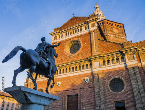 Photos Close-up of Regisole equestrian monument in front of the Cathedral of Pavia, Lom