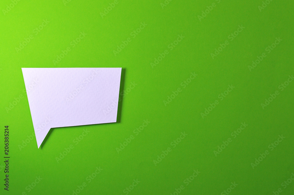 Fototapeta premium irregular text bubble on green background