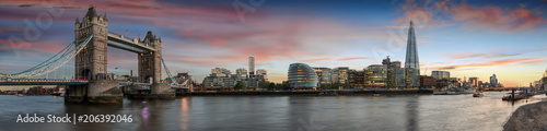 Weites Panorama von der Tower Bridge bis zum Tower of London bei Sonnenunterg...
