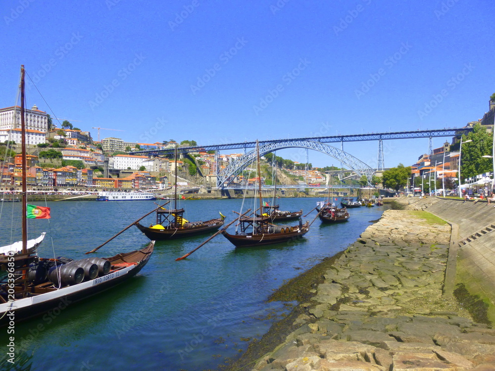 Porto Brücke und Hafen