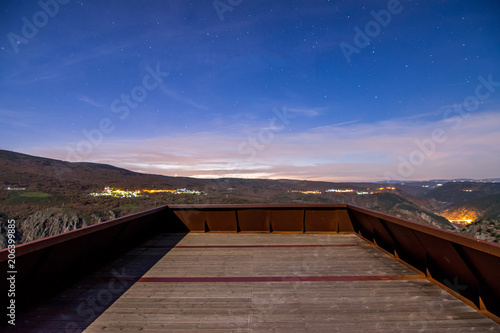 Fototapeta Naklejka Na Ścianę i Meble -  Cañon del Sil de noche, con luz nocturna, Lugo, Galicia, España