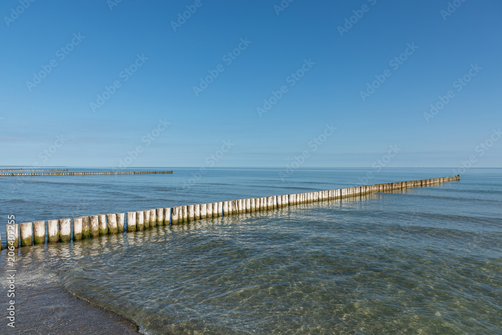 Ruhige Ostsee mit Buhnen