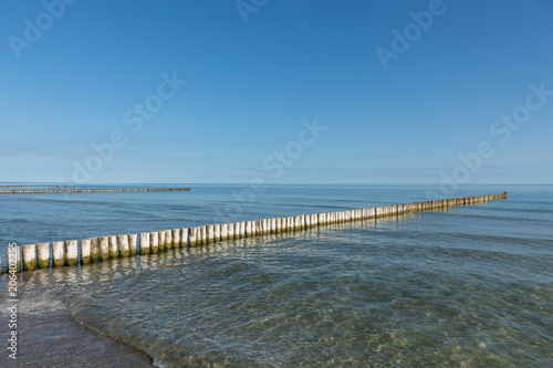 Ruhige Ostsee mit Buhnen