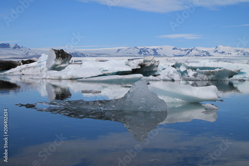 Island - Jökursarlon, bläulich schimmernde Eisberge auf schwarzen Strand, angespült vom Meer photo