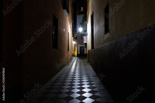 Licht und Schatten in den Gassen von Sevilla, Spanien (Andalusien)