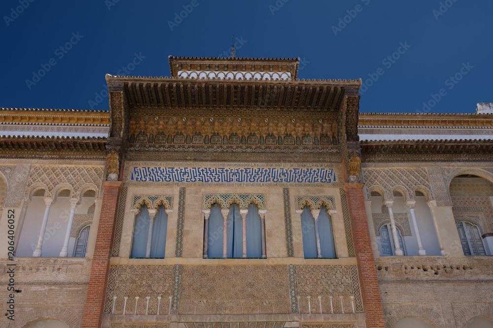Blauer Himmel im Sommer mit Gebäude in Sevilla, Spanien Blauer Himmel im Sommer mit Gebäude in Sevilla, Spanien