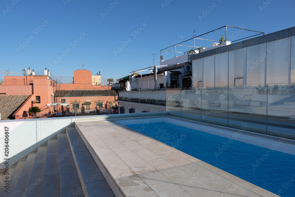 Pool auf einem Dach in Sevilla, Spanien Pool auf einem Dach in Sevilla, Spanien