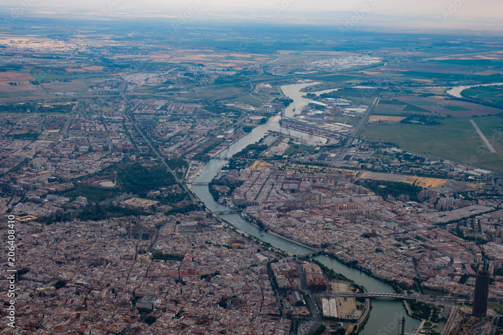 Blick aus dem Flugzeug auf Sevilla, Spanien (Andalusien)