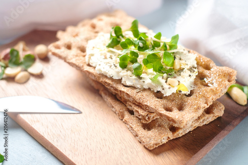 Papier peint Crispbread with Cream Cheese and fresh herbs