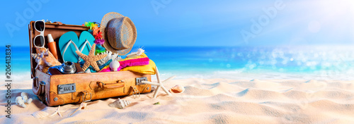Fotografia, Obraz Beach Preparation - Accessories In Suitcase On Sand