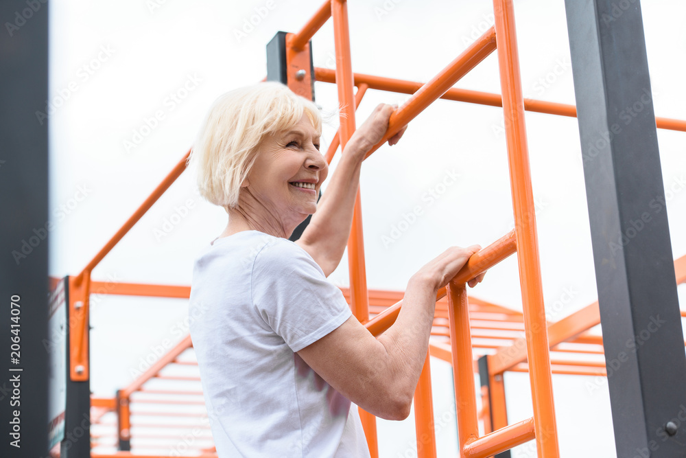 Obraz premium senior sportswoman training on sports ground