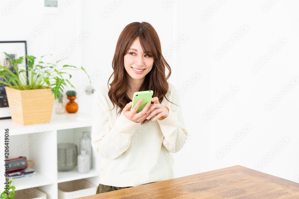 スマホを見る女性 スマホを見る女性