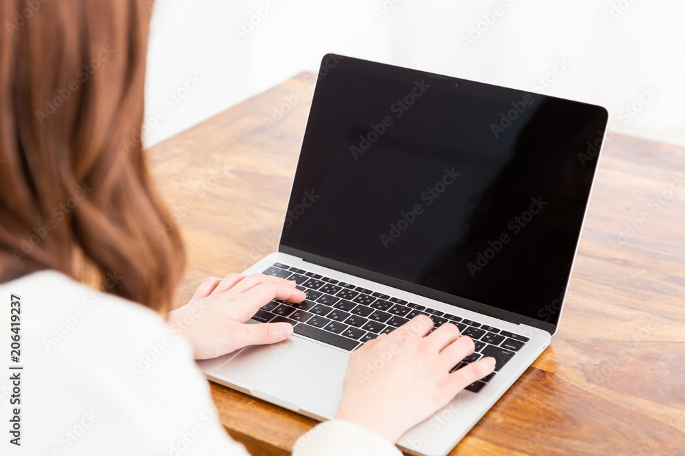 ラップトップコンピュータを使う女性 手元 ラップトップコンピュータを使う女性 手元