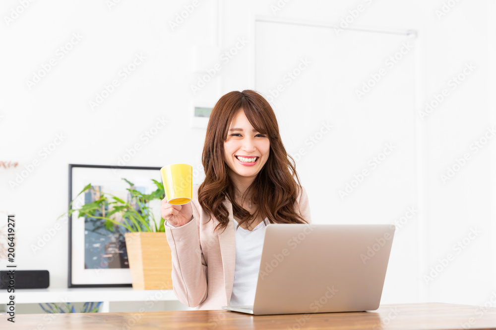 ラップトップコンピュータを見る女性　ビジネス