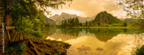 фотографія Rastbank mit Blick auf Almsee und toten Gebirge im Almtal bei Sonnenuntergang