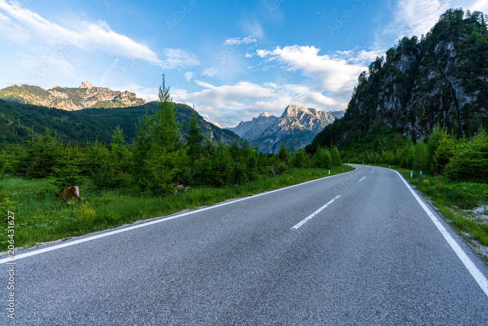 Naklejka premium Straße im Almtal