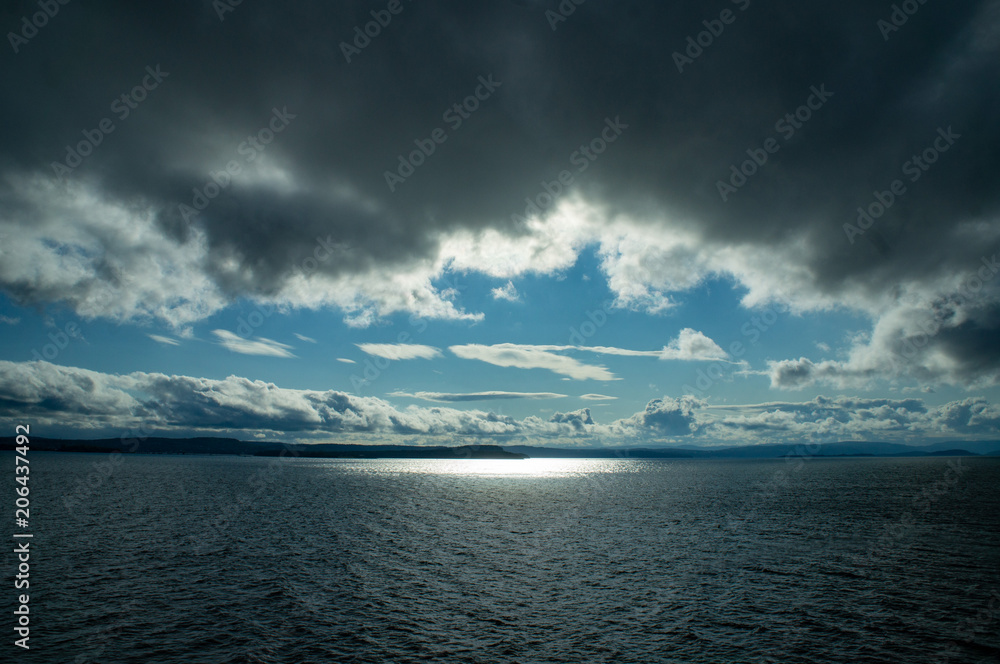 Obraz premium 雨上がりの雲の切れ間