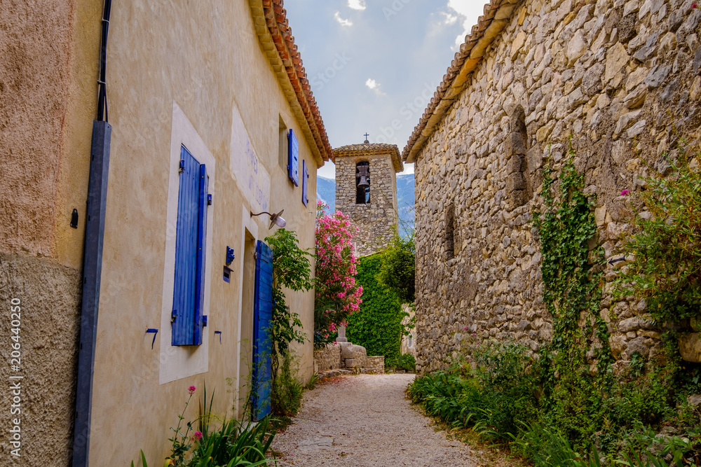 Rue étroite dans le village de Brantes, Provence, France.