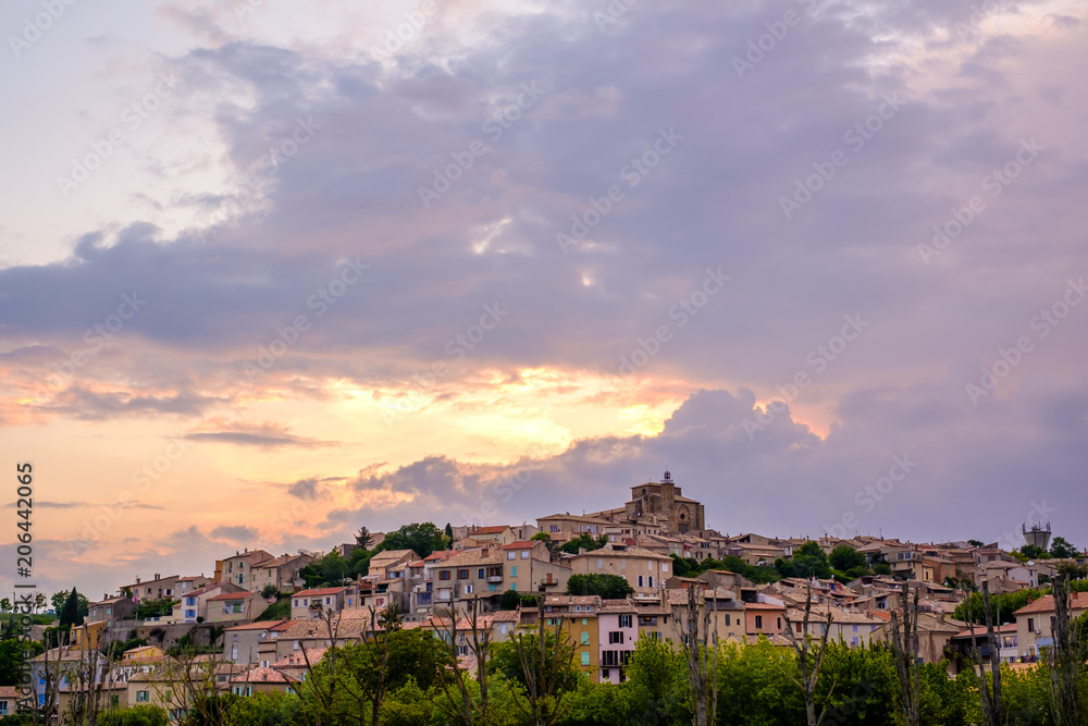 Vue sur le village de Valensole, Alpes de Haute Provence, France, ciel nuageaux, coucher de soleil.