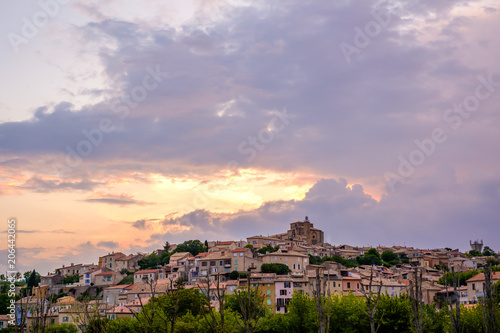 Vue sur le village de Valensole, Alpes de Haute Provence, France, ciel nuageaux, coucher de soleil.